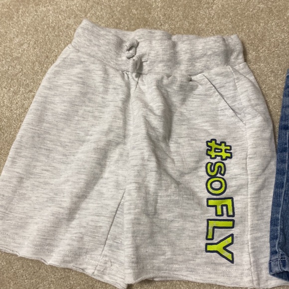 Four pairs of boys size 4T shorts - Picture 7 of 10